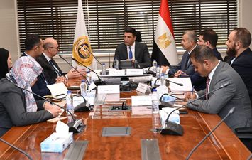  وزير الصناعة