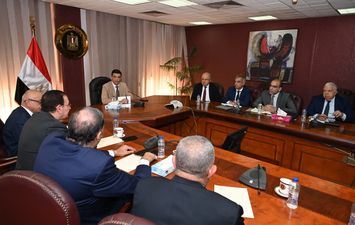 وزير الصناعة أثناء الاجتماع