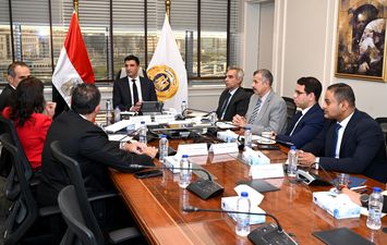 وزير الصناعة اثناء لقاء وفد شركة ايچيبت آمون للأمونيا الخضراء 