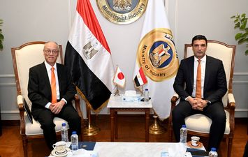 وزير الصناعة والسفير اليابانى
