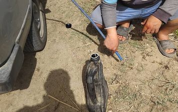 ياسر دهشان مزارع إسمعلاوي يواجه معاناة ري الأرض يقول السيارة وملأ الجركن 