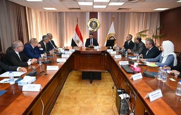 وزير الصناعة اثناء اجتماعه مع غرفة صناعة الأدوية