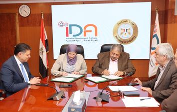 اثناء توقيع بروتوكول التعاون مع شركة الصرف الصحي بالقاهرة الكبرى