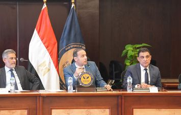 الدكتور إسلام عزام
