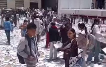 طلاب يمزقون الكتب في الدقهلية 