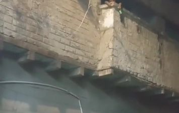 صوره الطفل المتداول من مقطع فيديو 