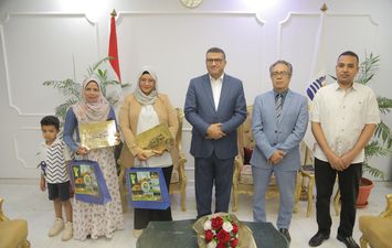 تكريم سيدتين تحررهما من محو الأمية 