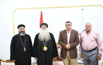 محافظ قنا يستقبل الانبا تكلا