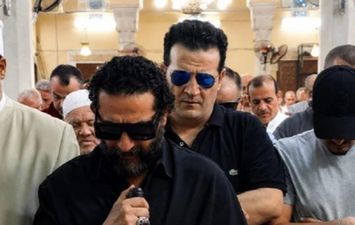 أحمد خليل أباظة خلف أحمد حلمي في جنازة والدته