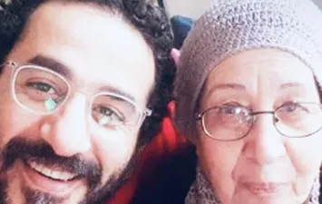 أحمد حلمي ووالدته  