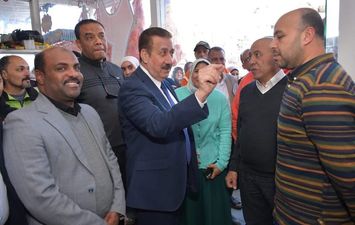  استعدادًا لاستقبال عيد الأضحى المبارك.. محافظ بورسعيد يوجه بتكثيف الحملات التموينية ومتابعة توافر السلع بالأسواق