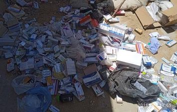 الأدوية أعلى السطح داخل مستشفى سوهاج العام 