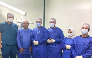 الفريق الطبي المجري العملية 