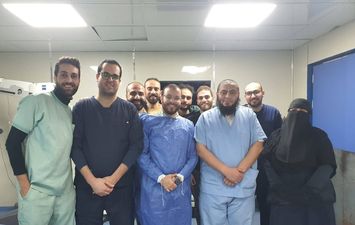 الفريق الطبي المجري العملية 
