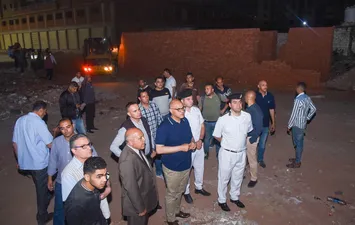المهندس أيمن عطية خلال الجولة