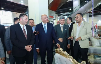 باسل رحمى اثناء افتتاح المعرض