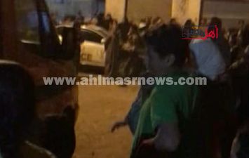 تجمع الأهالى بموقع الجريمة