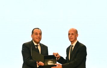 تكريم رئيس الوزراء لرئيس جامعة بنى سويف 