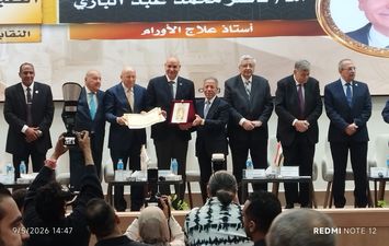 تكريم رئيس جامعة مدينة السادات 