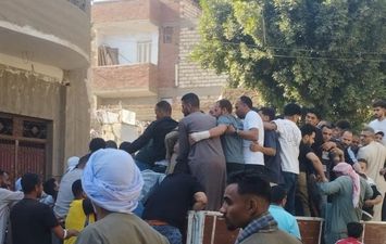 جانب من جنازة والد محمد شحاتة