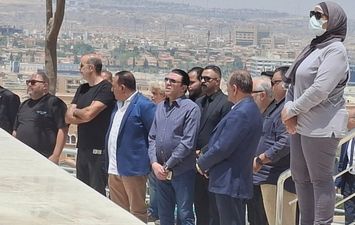 مصطفى كامل خلال جنازة هاني شاكر 