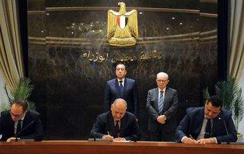 رئيس الوزراء يشهد توقيع اتفاق لتوسيع مصنع الألومنيوم بنجع حمادي