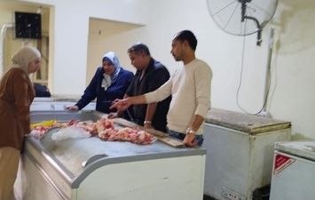 ضبط مخزن غير مرخص وبداخله أكثر من ١.٤ طن دهون وهوامك لحوم فاسدة  ببورسعيد 
