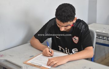 طالب يؤدي امتحان الفلسفة بتيشرت الزمالك احتفالا بلقب الدوري 2026