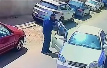 طالب يقبل يد معلمه