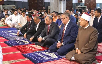 محافظ الإسماعيلية ومدير الأمن ووكيل الأوقاف يؤدون صلاة عيد الأضحى المبارك 