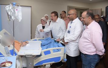 محافظ بورسعيد يقرر صرف 50 ألف جنيه لأطقم الأطباء والتمريض تقديرًا لجهودهم وتميز مستوى الخدمة
