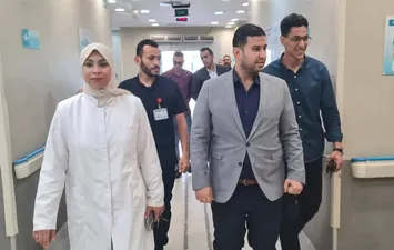 مدير فرع هيئة الرعاية الصحية بالاسماعيليه في جولات مفاجأة لمستشفى طوارئ ابو خليفه 