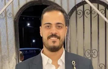والدة الشاب الكاشير المعتدى عليه ببورسعيد تروى تفاصيل الواقعة : شباب ذى الورد بيروحوا بسبب البلطجة