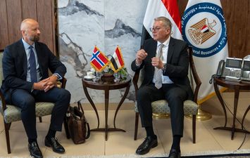 وزير البترول يبحث مع السفير النرويجي التعاون بمجالات الطاقة الخضراء 