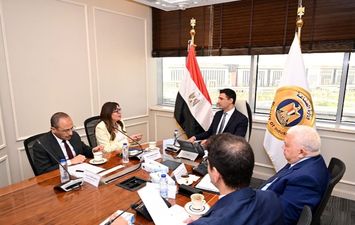 وزير الصناعة أثناء اللقاء