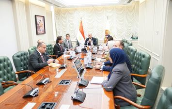 وزير العمل مع مسؤولين شركه جيد تكستايل 