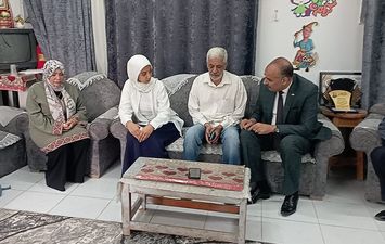 وكيل تعليم بنى سويف مع الطالبة 