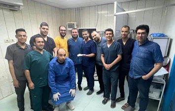 الفريق الطبي المجري العملية 