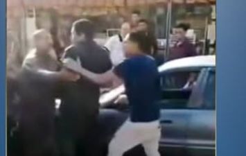 مشادة بين الضابط وأحد المواطنين