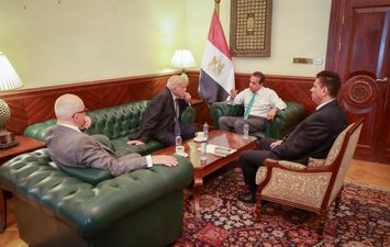 وزير الصحة أثناء لقاءه السير مجدي يعقوب