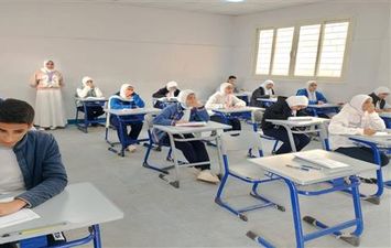 طلاب الشهادة الإعدادية بالمدارس الدولية