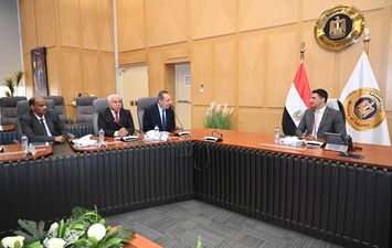 المهندس خالد هاشم وزير الصناعة اثناء لقاءً موسعاً مع وفد غرفة صناعة منتجات الأخشاب والأثاث