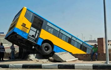 انحراف أتوبيس نقل عام بمحور المشير طنطاوي بمدينة نصر