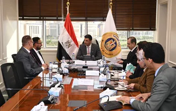 وزير الصناعة اثناء لقاءه مسؤولي شركة جوتن مصر للدهانات 