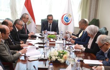 وزير الصحة يترأس اجتماع مجلس إدارة الهيئة العامة للمستشفيات والمعاهد التعليمية