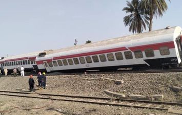 خروج 4 عربات عن القضبان