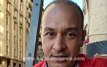  أحمد رزق صاحب فيديو الصعود على سلم لرؤية أبناءه من النافذة