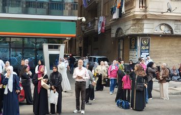 أولياء الأمور في انتظار أبنائهن أمام اللجان