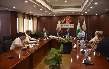 اثناء اجتماع شعبة الدواجن