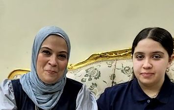 الطالبة آيتن ووالدتها 